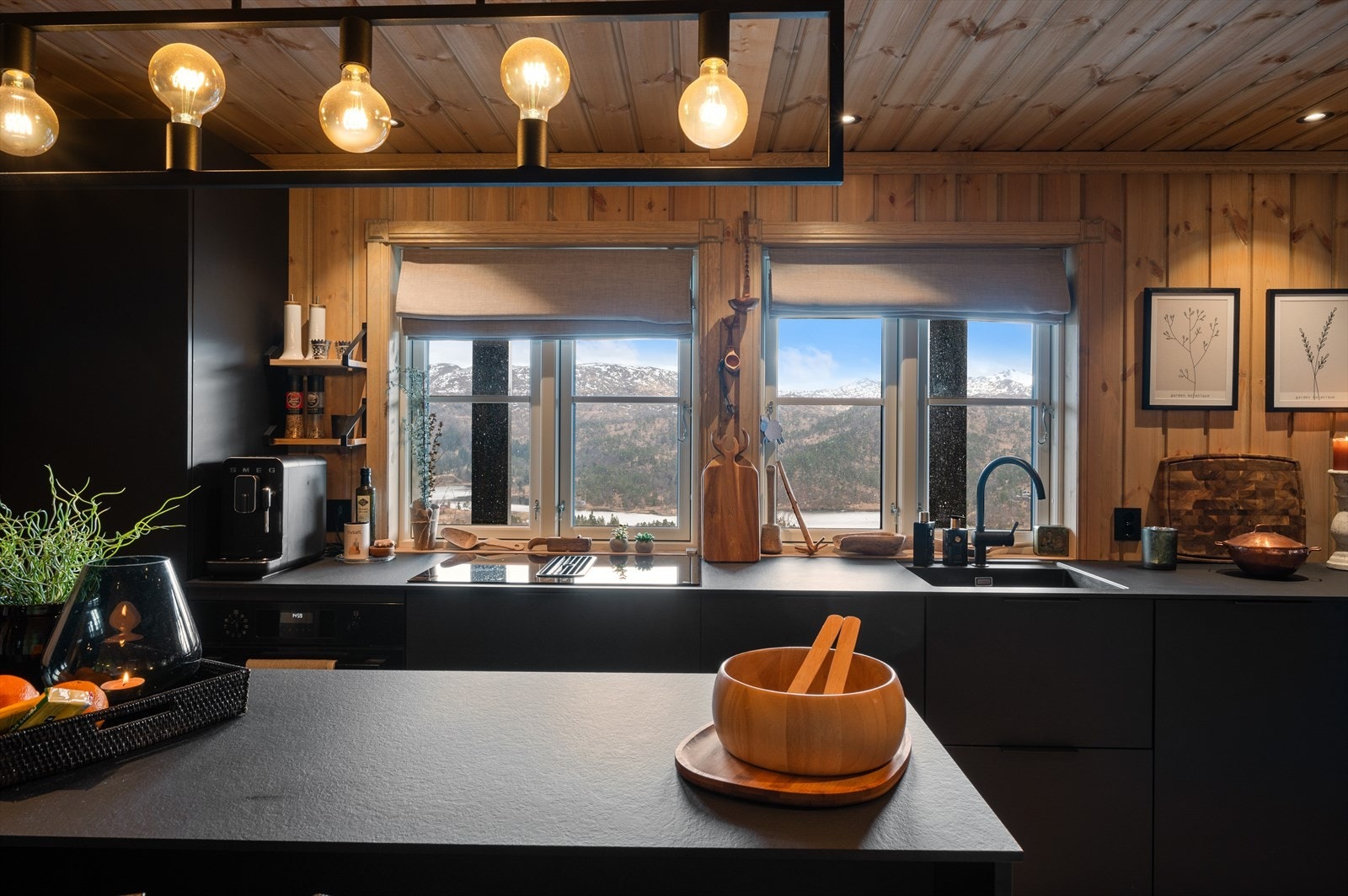 - Med åpen løsning oppleves hele rommet som en sosial sone, hvor du kan holde dialogen gående mens du disker opp til deilig middag - Galleribilde