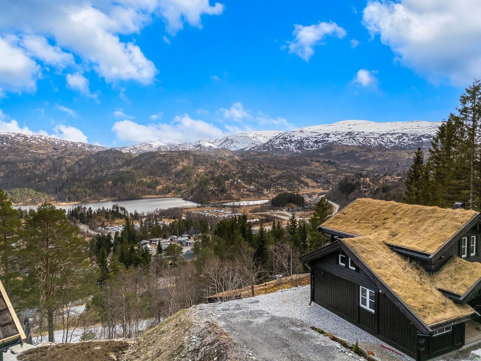 - Det er opparbeidet plass til parkering av to biler like utenfor hytten - Galleribilde