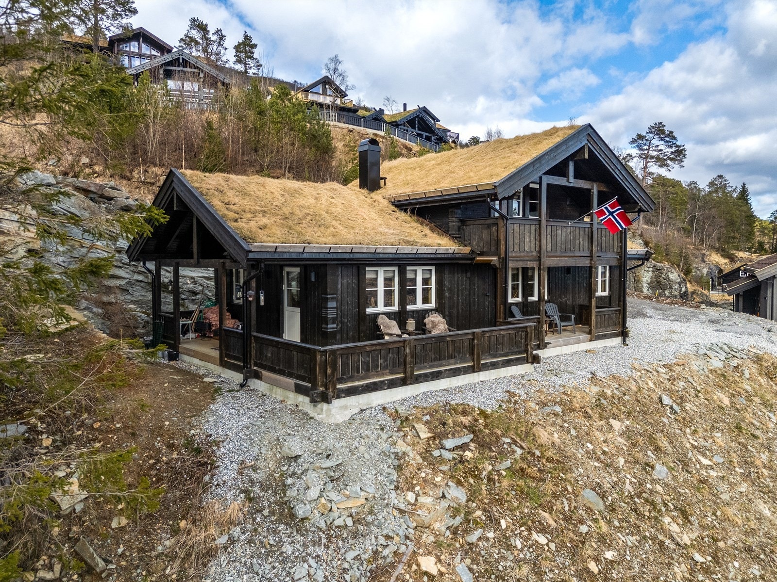 - Her får man gleden av solrike uteplasser, 500m til skibakke og langrennsløype, samt nærhet til butikk og flotte turområder - Galleribilde