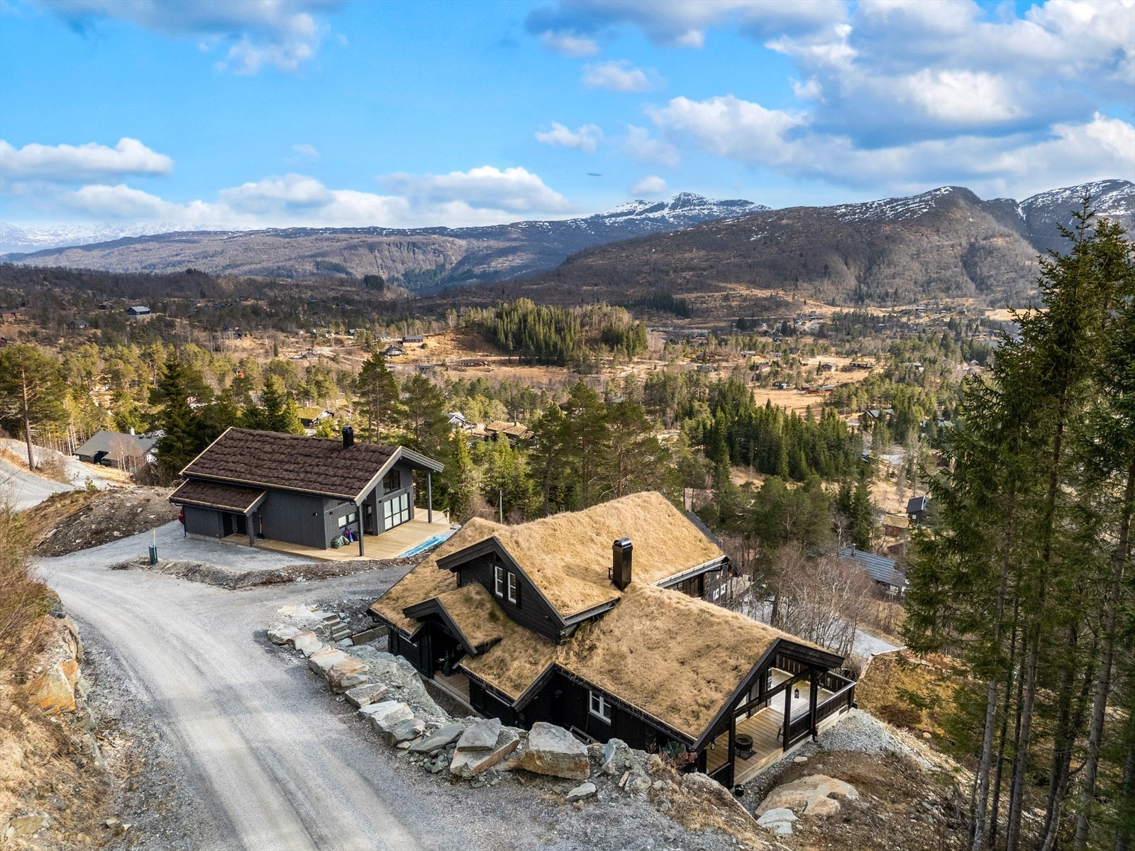 - Bare 6 minutters kjøring fra hytten finner du alpinanlegg med to skiheiser, ett barnetrekk, varmestue med café, skiutleie og skiskole - Galleribilde