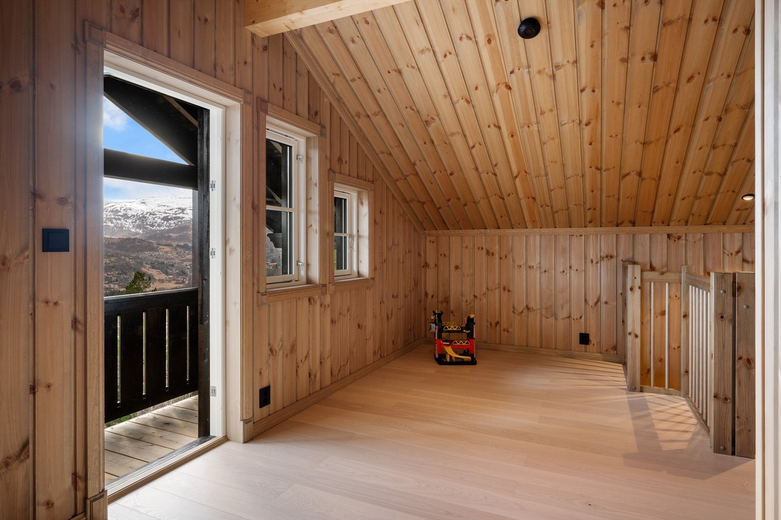 - Meget praktisk loftstue som gir familien nødvendig fleksibilitet - Galleribilde