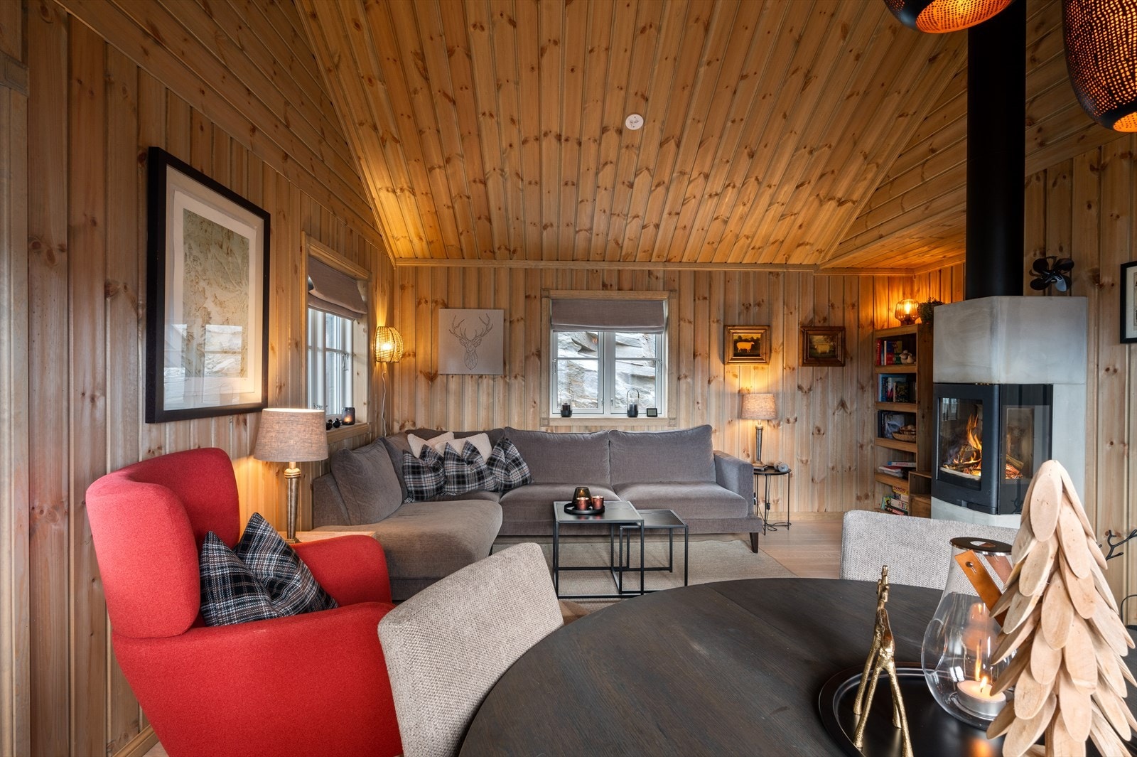 - Stuen fremstår som lys og luftig med svært god takhøyde - Galleribilde