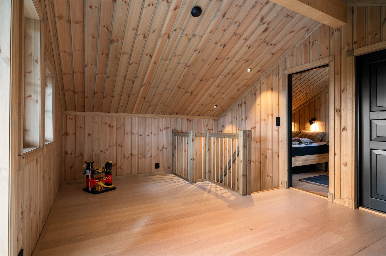 - Innred etter ønske og behov. Kanskje en egen loftstue hvor barna kan trekke seg unna? - Galleribilde