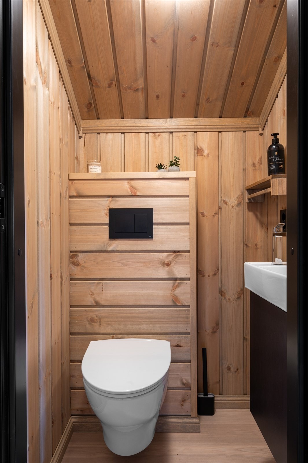 - Separat wc-rom med toalett og servant - Galleribilde