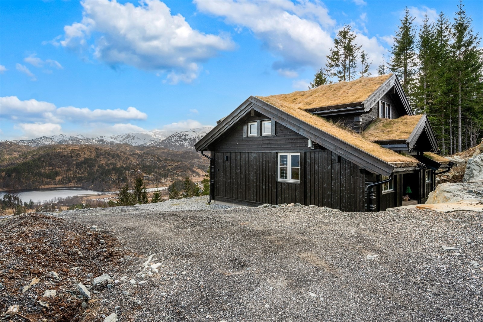 - Det er lagt opp egen kurs til utvendig vegg for montering av elbil-lader - Galleribilde