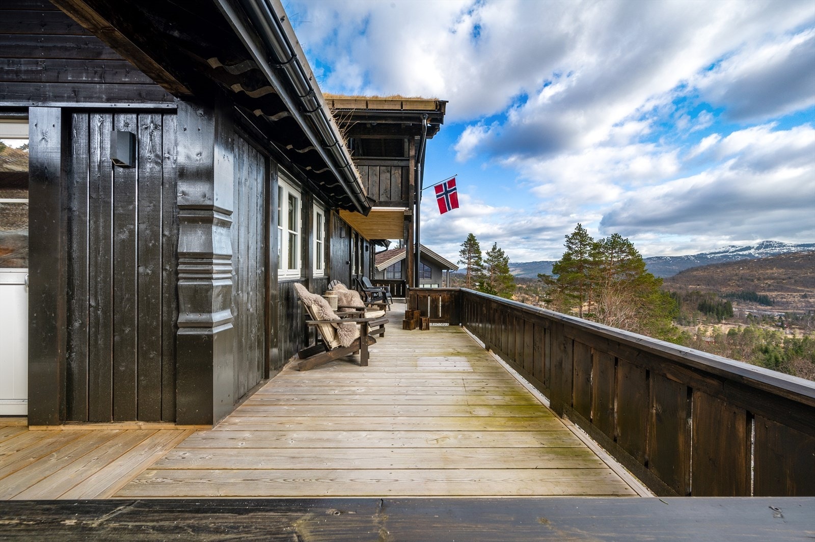 - Om sommeren kan man dekke til langbord og invitere til hyggelige grillkvelder - Galleribilde
