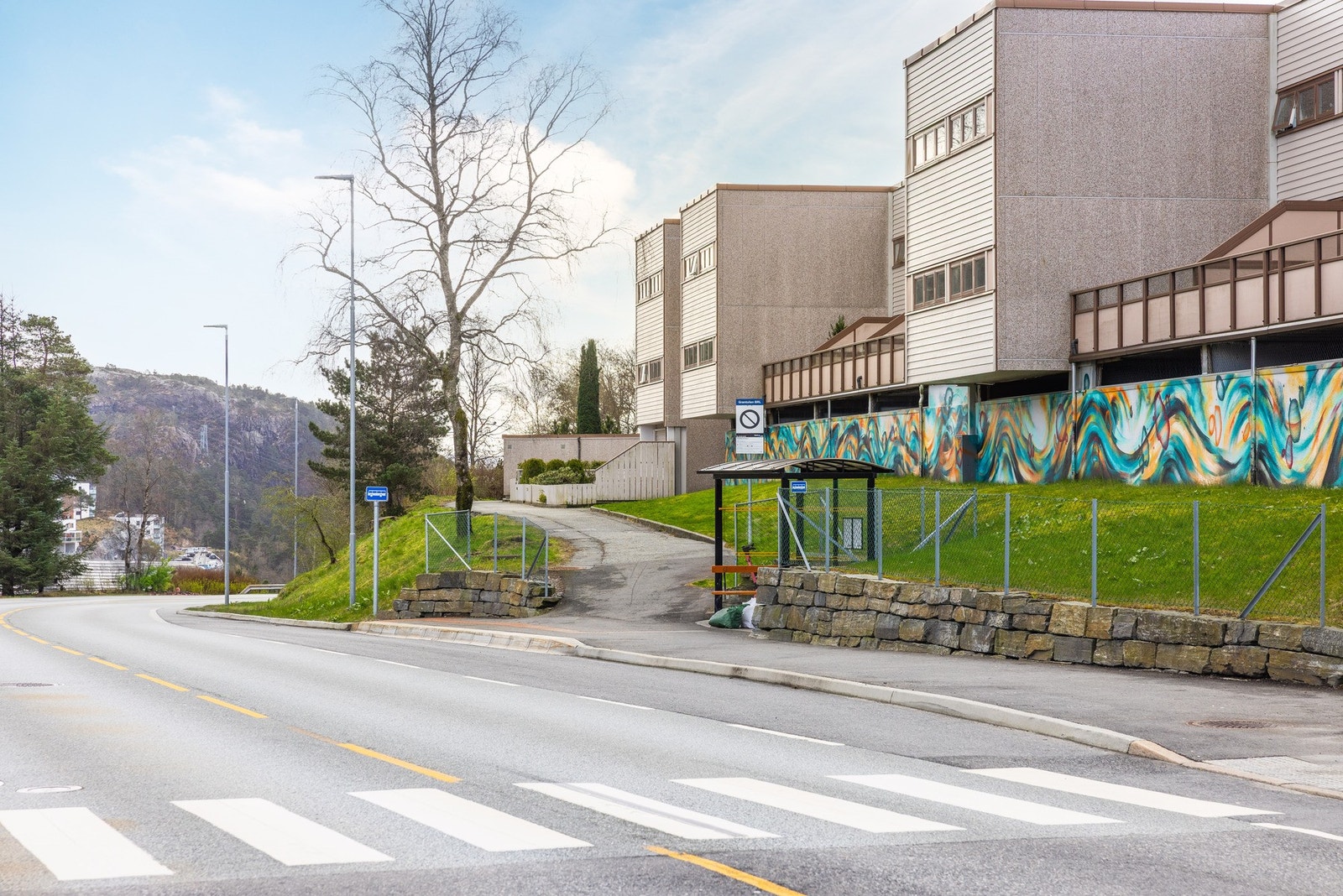 Nærmeste busstopp i kort gang unna leiligheten. Galleribilde