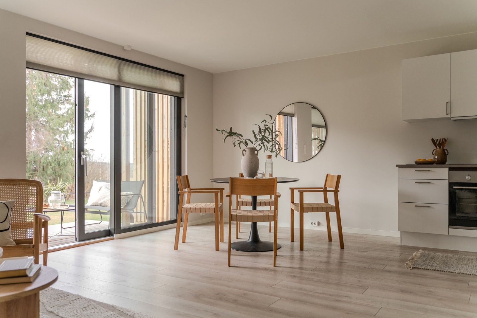 Fra stuen er det utgang til en flott terrasse med gode solforhold! Flott utsyn mot landlige omgivelser! Galleribilde