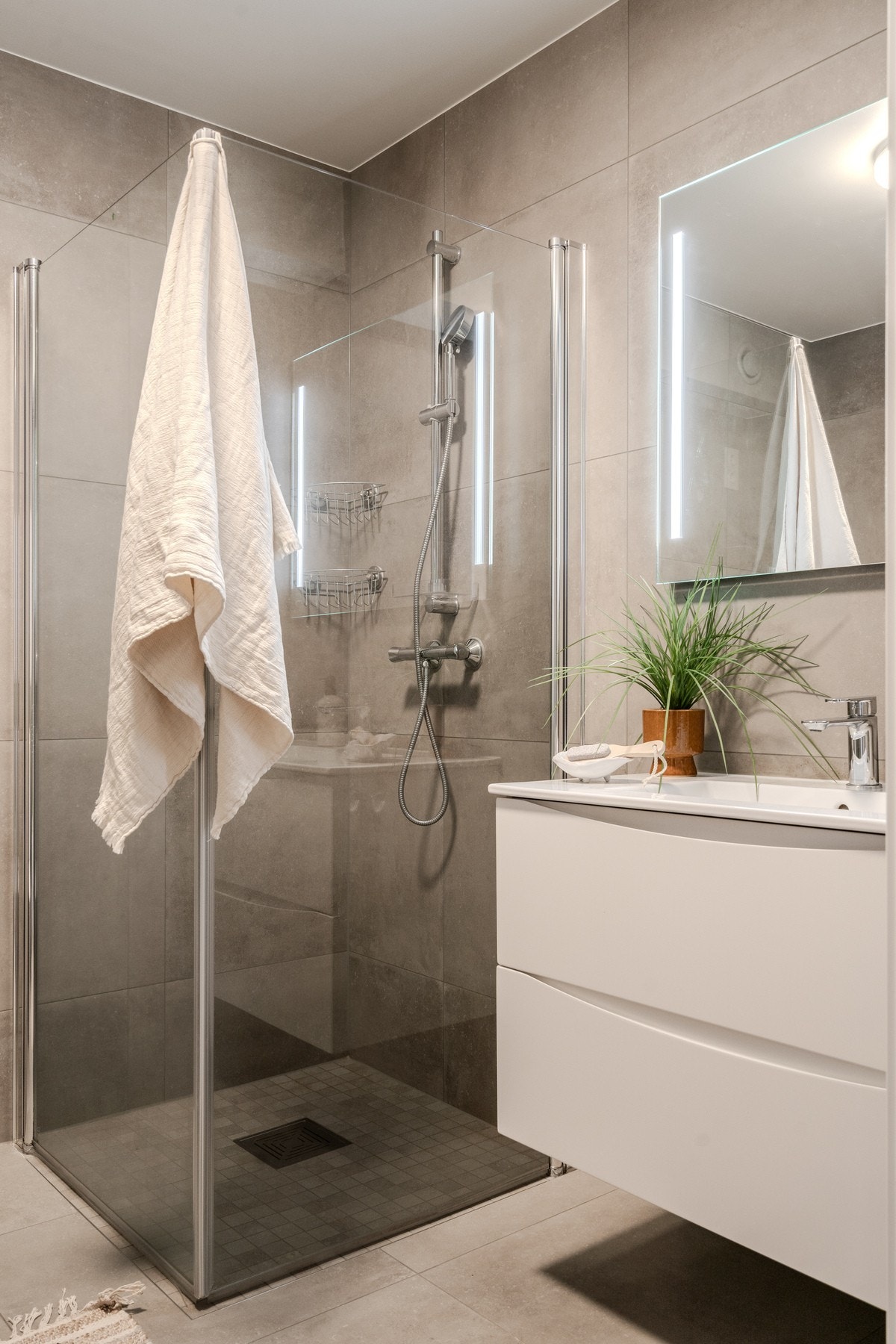 Det er varme i gulv, som gir en komfortabel lunk på badet. Galleribilde