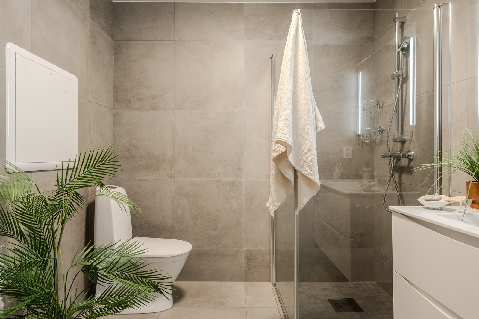 Delikat bad med moderne fliser. Galleribilde