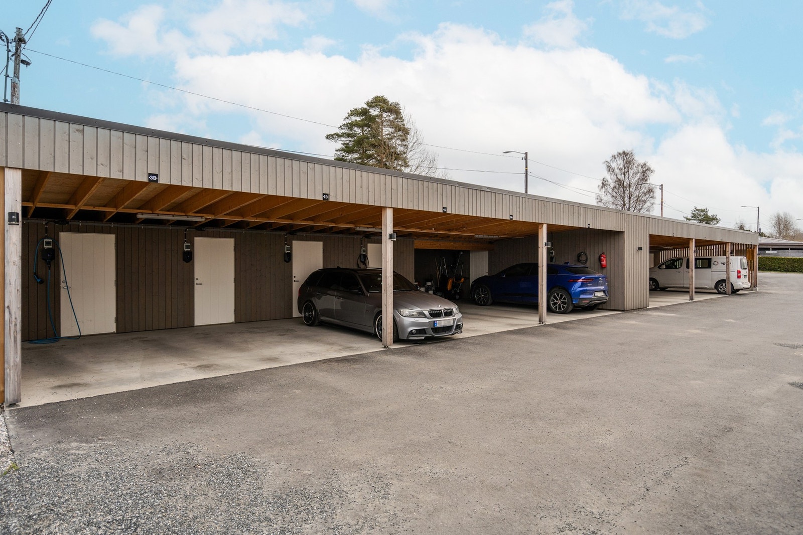 Det medfølger en biloppstillingsplass i carport. Det er en bod i bakkant av carporten. Galleribilde