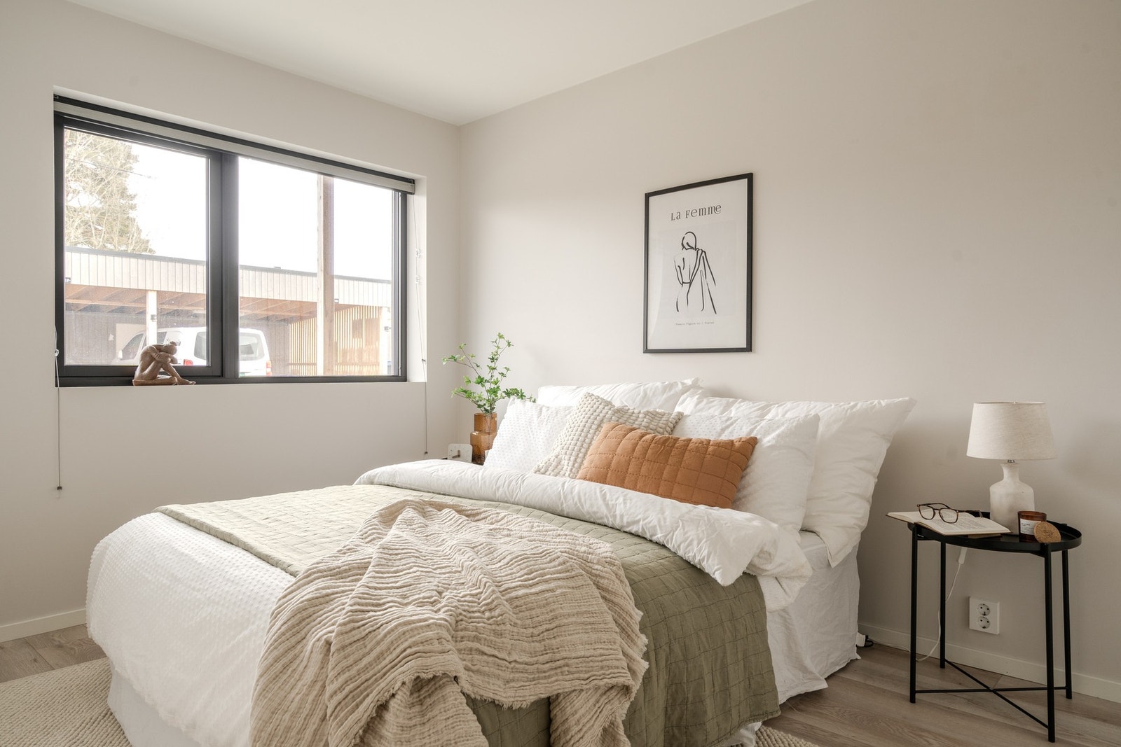 Romslig hovedsoverom med god plass til dobbeltseng, nattbord og garderobeskap. Galleribilde