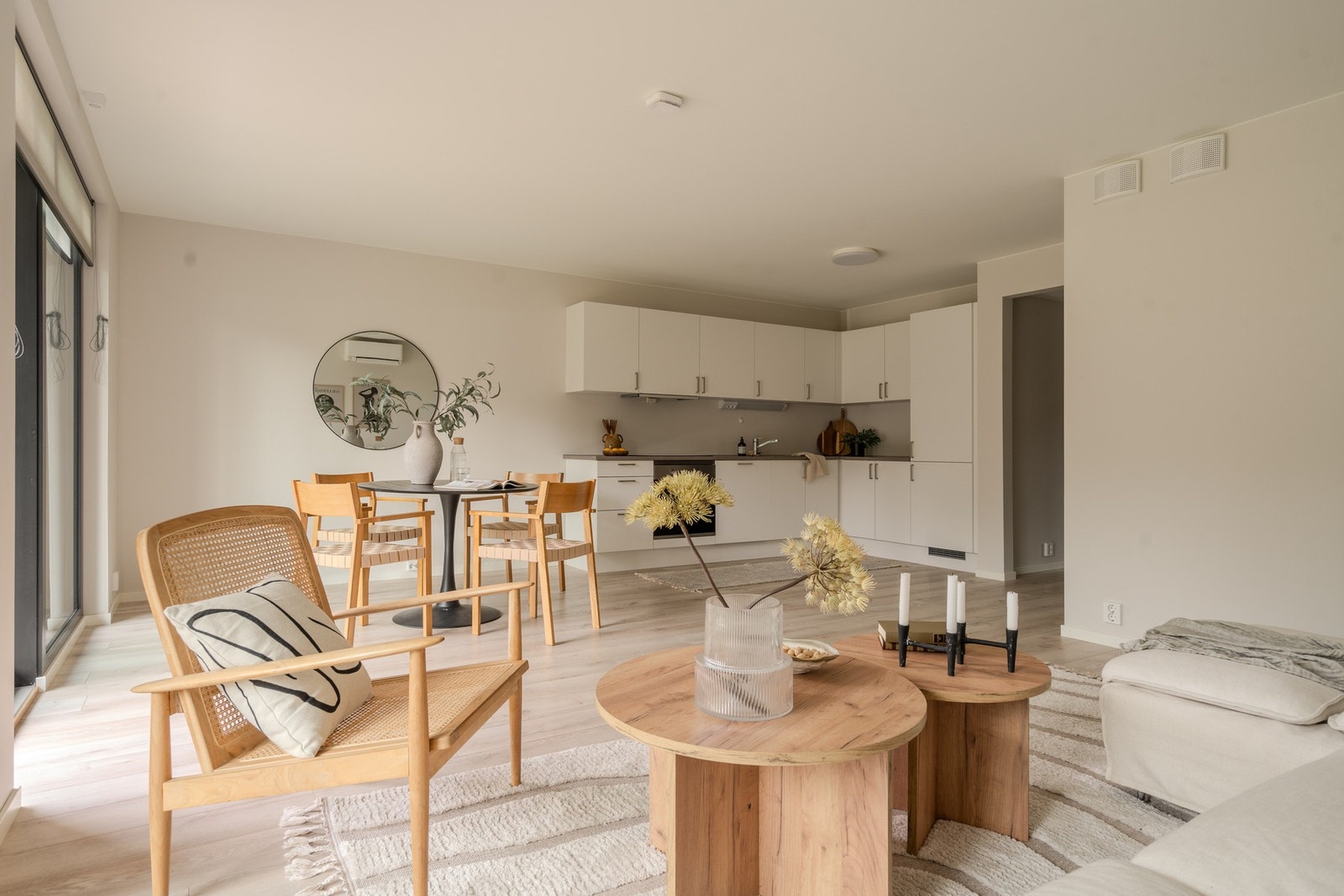 Romslig, åpen stue-/ kjøkkenløsning som gjør rommet veldig sosialt. Galleribilde