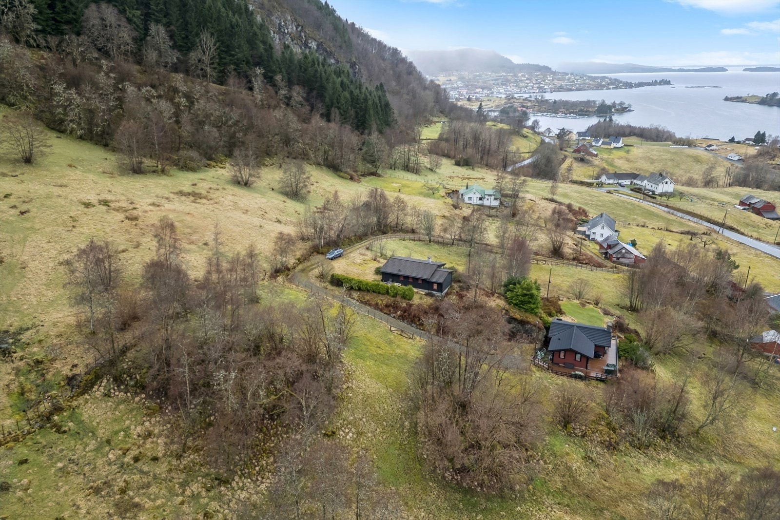 Tomten er relativ planert så det vil ikke være store kostnader for å gjøre tomten klar for bygging. Galleribilde