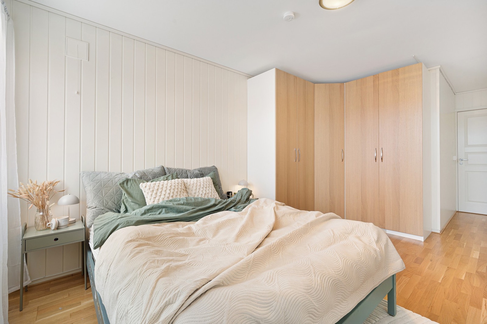 Praktisk spesialtilpasset garderobeløsning for oppbevaring av klær. Galleribilde