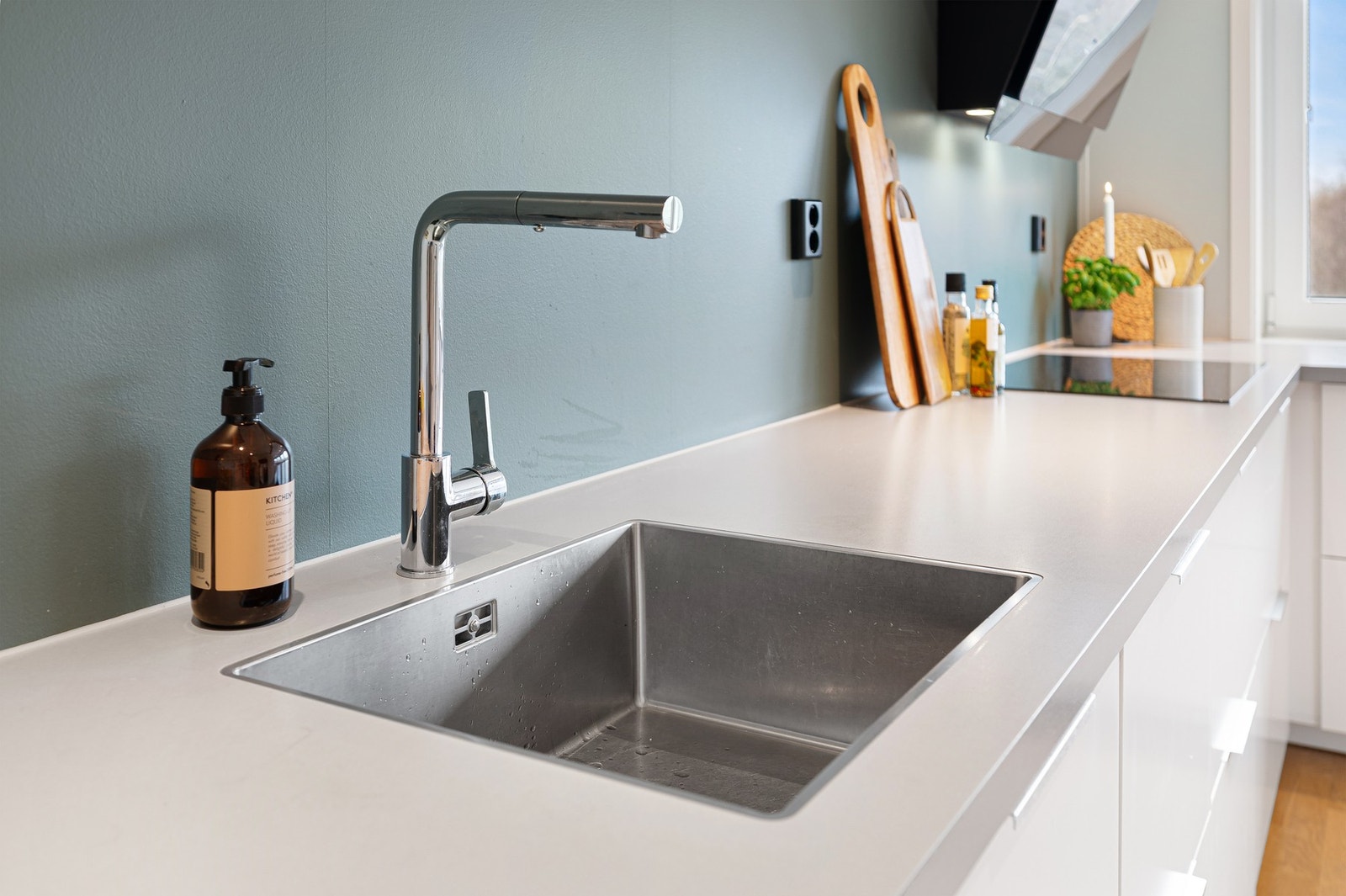 Kjøkkeninnredning med plane fronter og laminerte benkeplater. Galleribilde