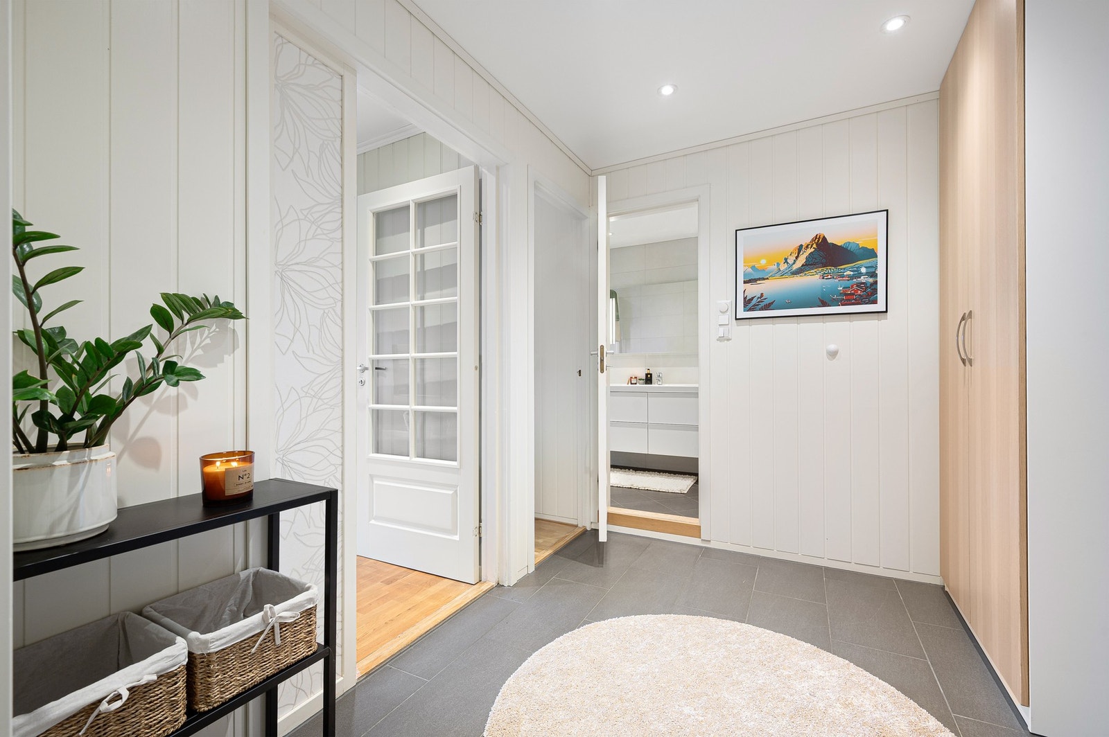 Romslig gang med god plass til oppbevaring av yttertøy, det er også 2 private boder i kjeller. Galleribilde