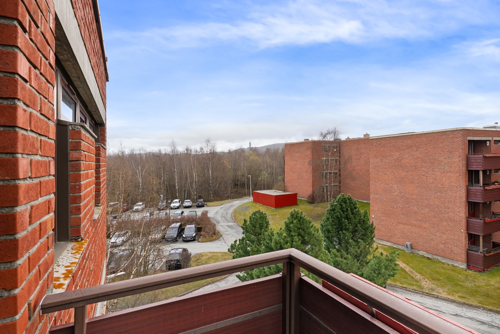 Borettslaget har rikelig med parkeringsplasser. Det er forbeholdt inntil 2 plasser på felles oppstillingsplass. Det er også mulig å søke om garasjeplass. Galleribilde