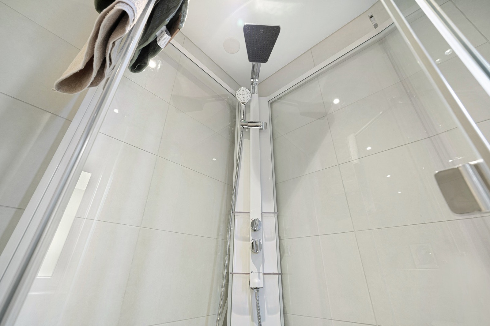 Her kan du ta lange dusjer med "waterfall" løsning eller bytte om til ordinær vannstrømning. Galleribilde