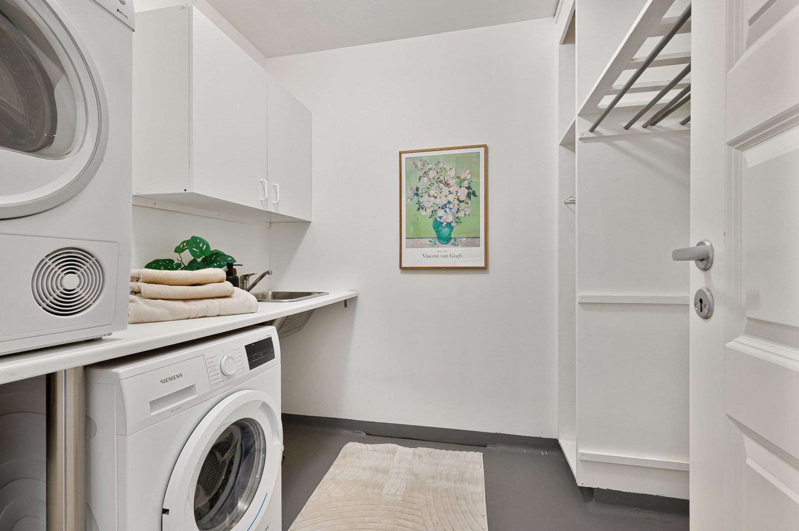 Praktisk med eget vaskerom i tilknytning til gang. Galleribilde