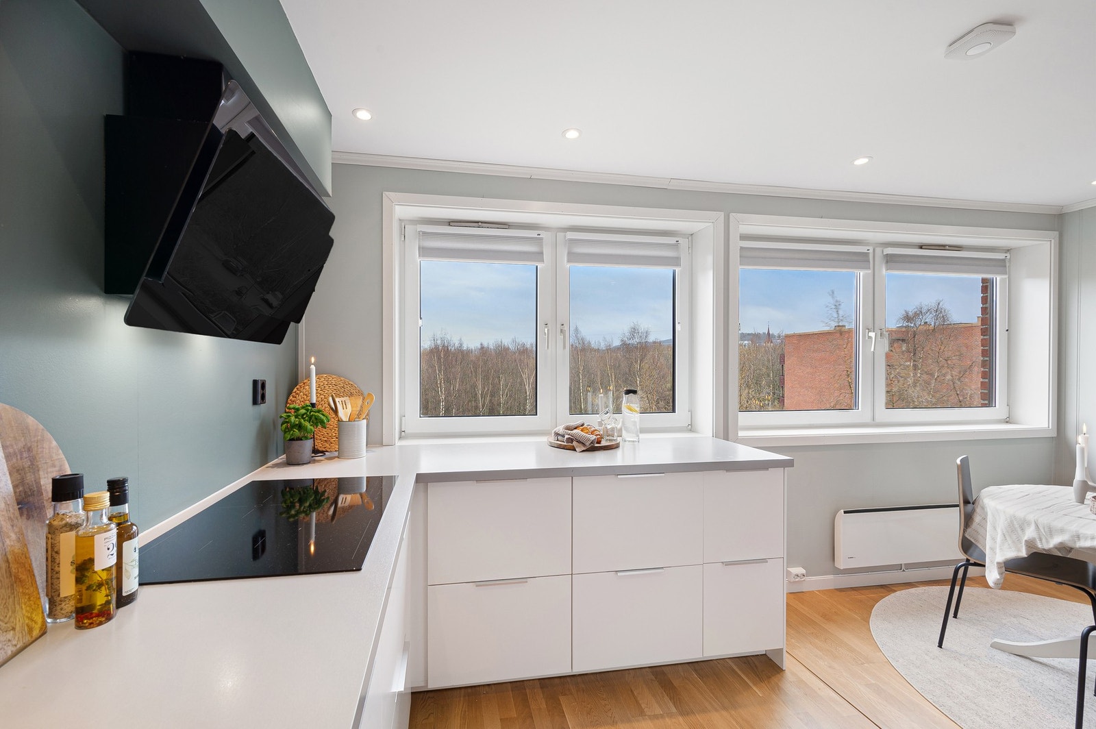 God skap- og benkeplass som passer ypperlig ved matlaging og oppbevaring. Galleribilde