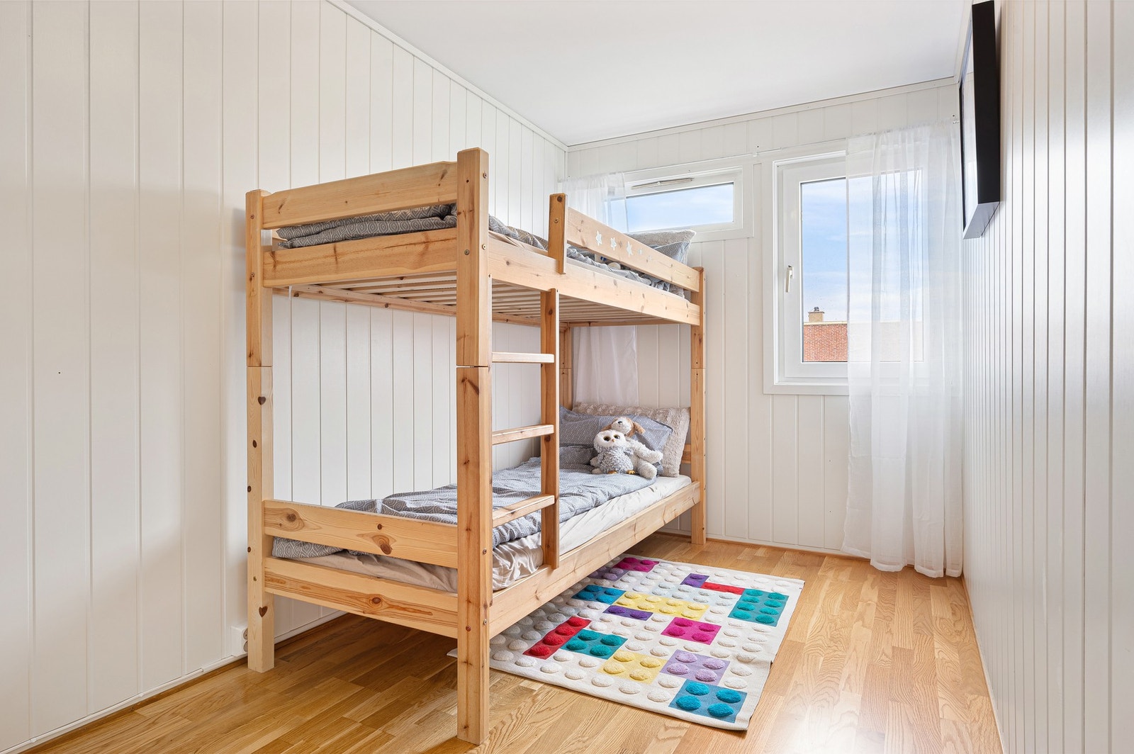 Gjesterom med god plass for seng, eventuelt hjemmekontor. Galleribilde