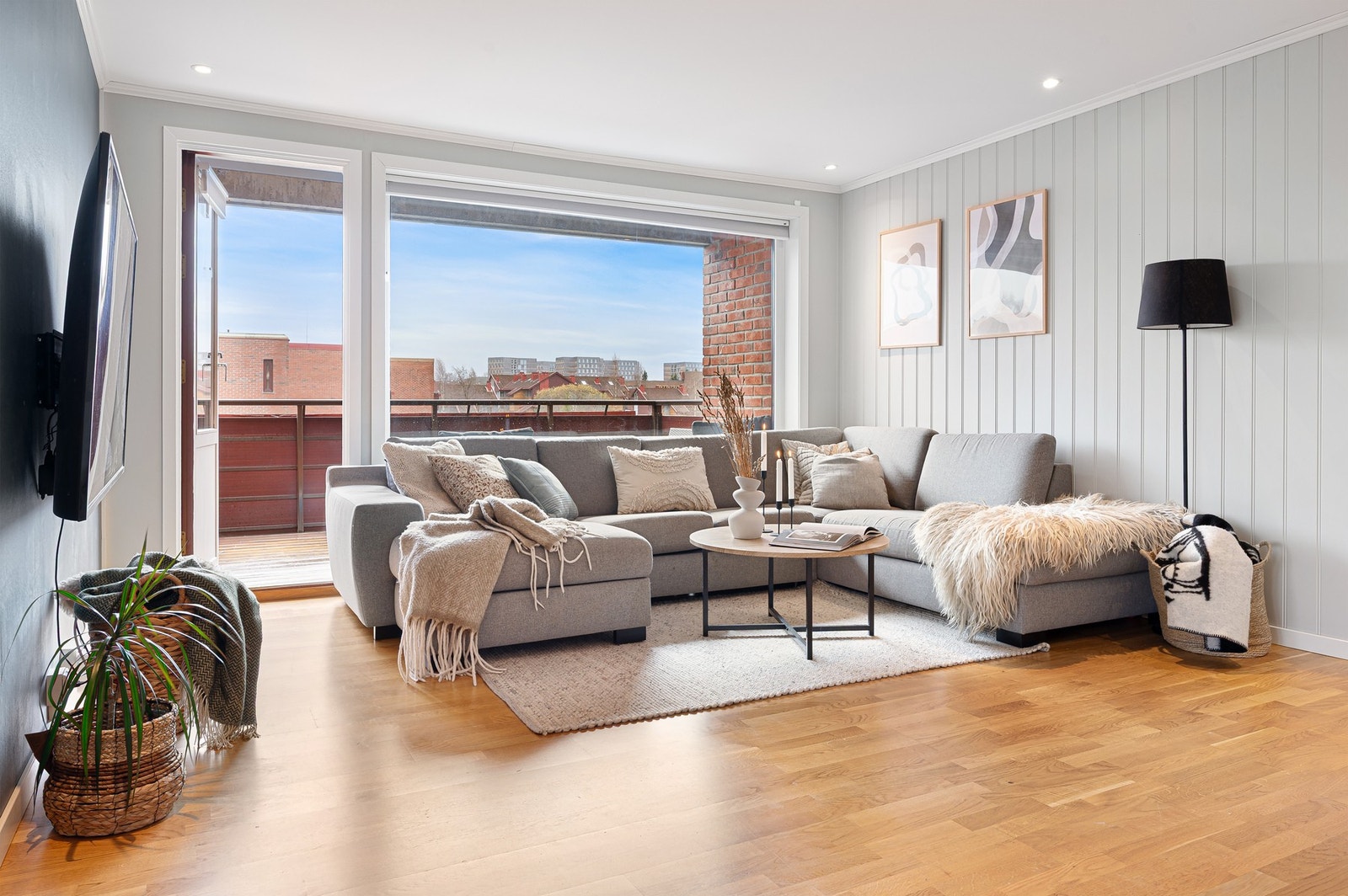 Fra stuen er det utgang til den sørvendte balkongen. Galleribilde