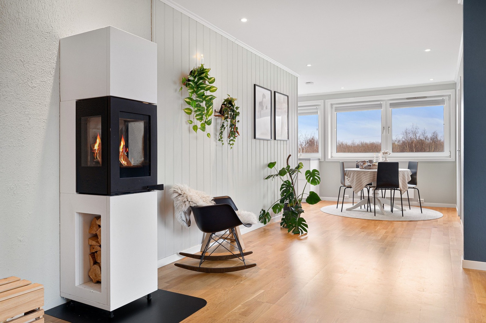 Flott peis montert i 2025 gir den riktige atmosfæren i boligen og bidrar til en god oppvarming av boligen. Galleribilde