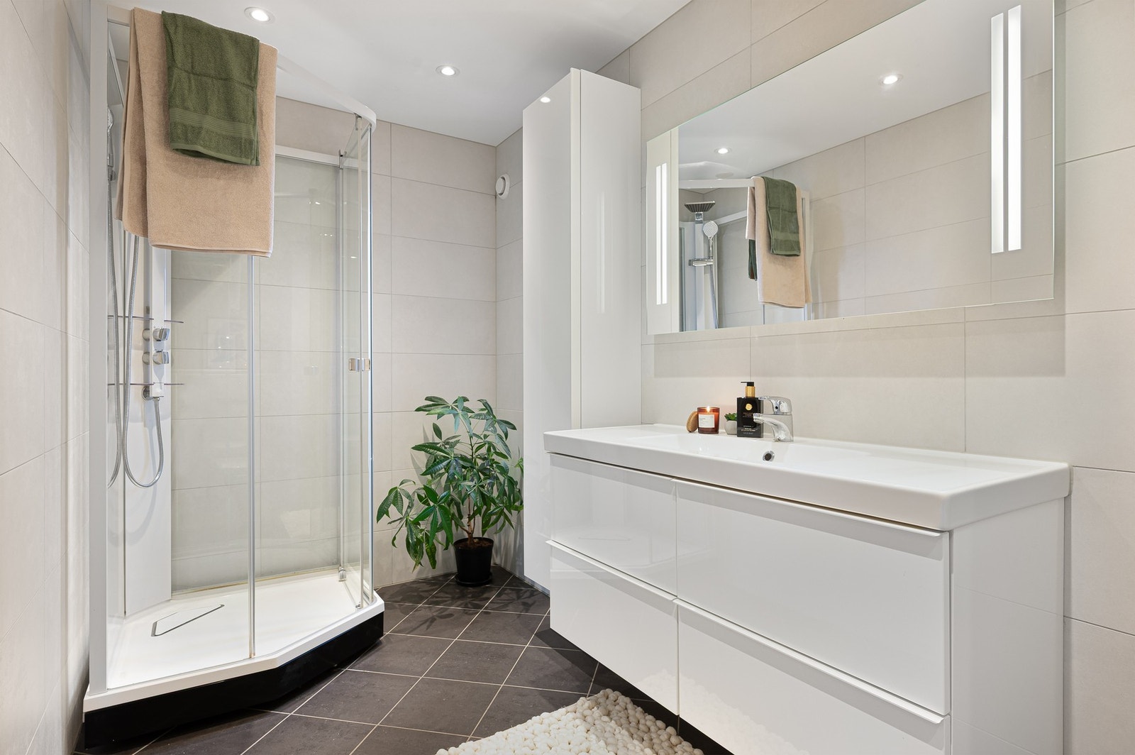 Lyst og lekkert flislagt bad fra 2013, med alt en trenger. Galleribilde