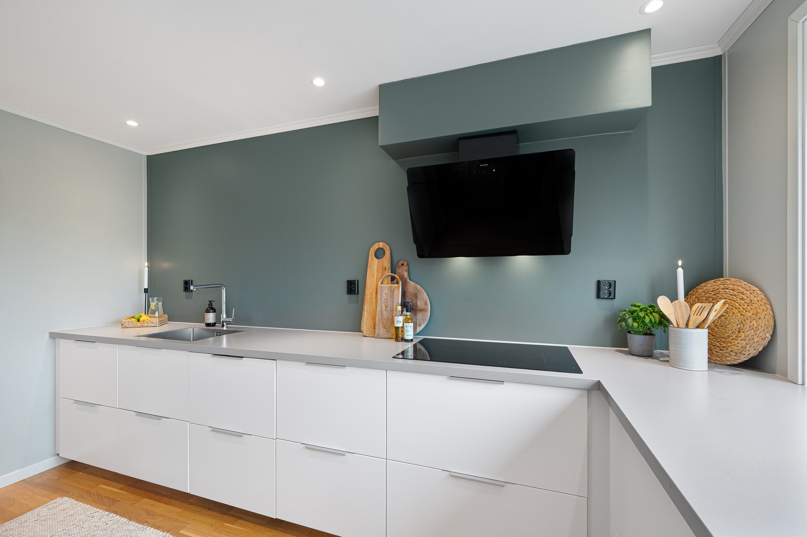 Lyst og lekkert kvalitetskjøkken fra 2017 med integrerte hvitevarer. Galleribilde