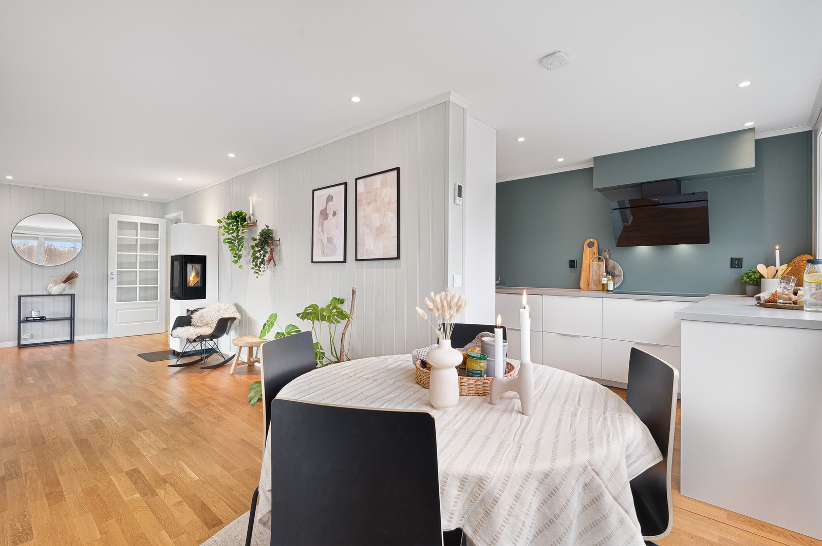 I tillegg til peisen er panelovner som står for oppvarmingen. Galleribilde