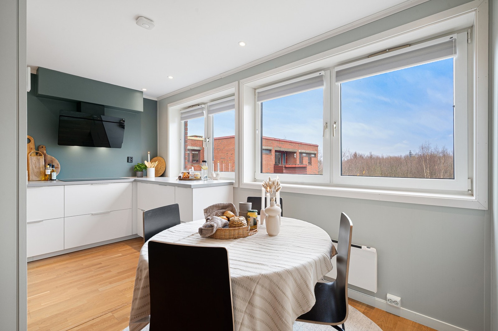 Spiseseksjonen finner sin naturlige plassering mellom stue og kjøkkenet. Galleribilde