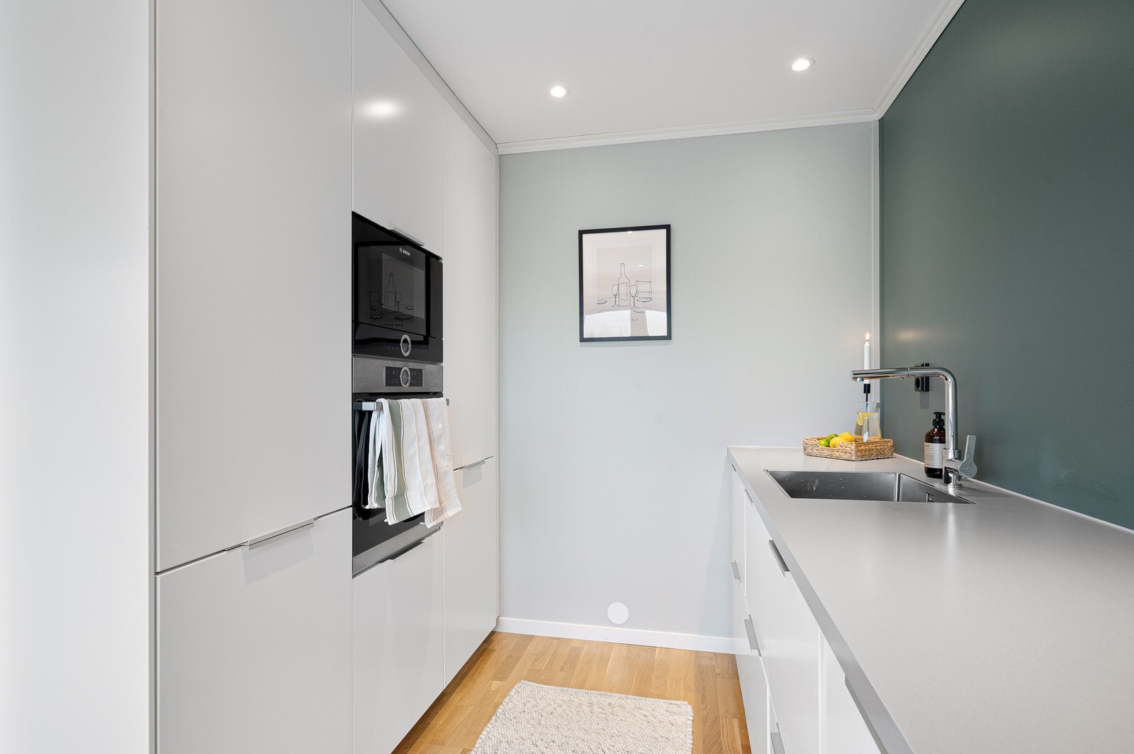 Av utstyr finnes bl.a. integrert platetopp, stekeovn, mikrobølgeovn, kjøl/fryseskap og oppvaskmaskin. Galleribilde