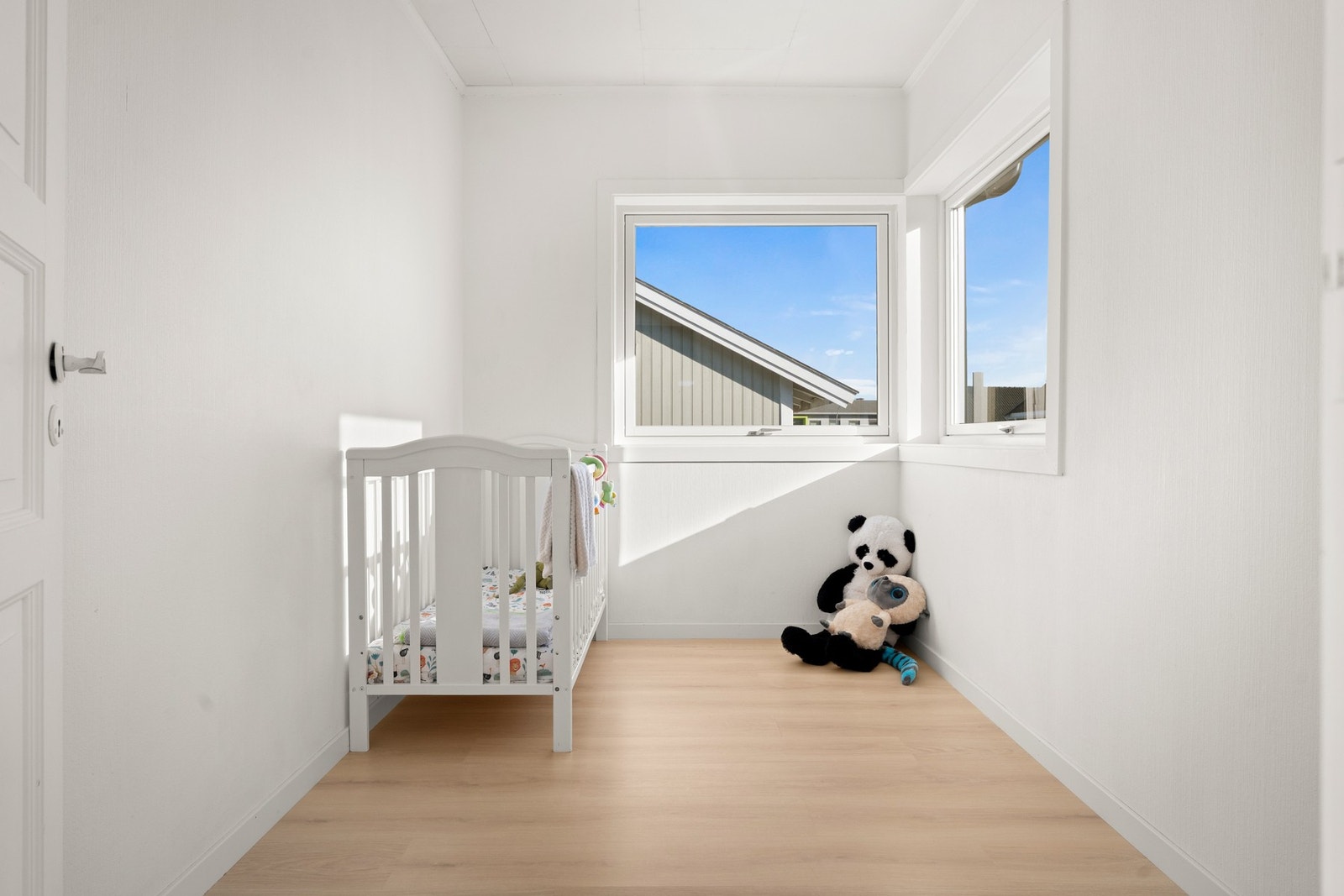 Det er tre pene soverom i eneboligen, og alle ligger samlet i andre etasje. Galleribilde