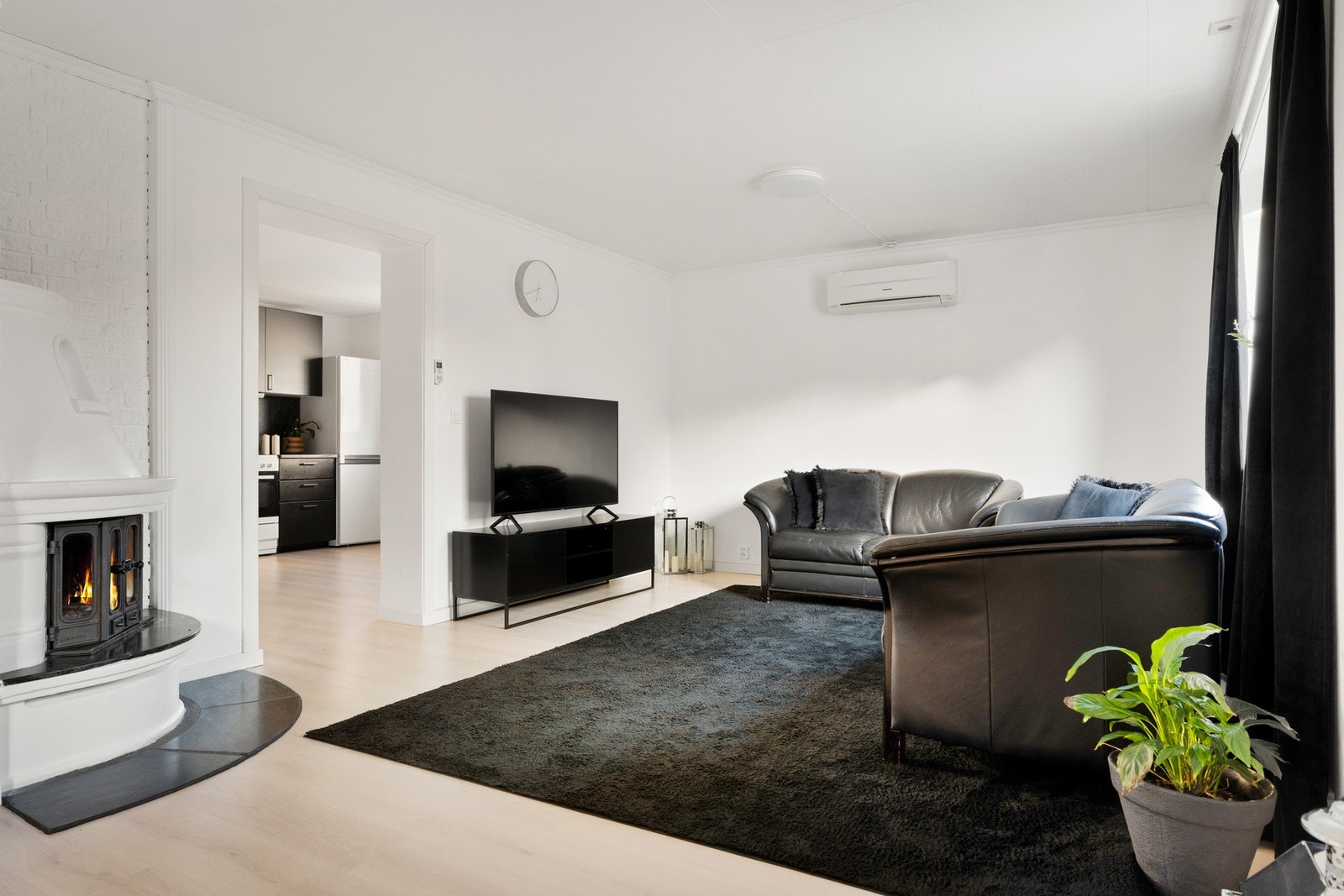 tuen oppleves som stor, luftig og innbydende, og den langstrakte planløsningen sørger for utmerket møbleringsfrihet. Galleribilde