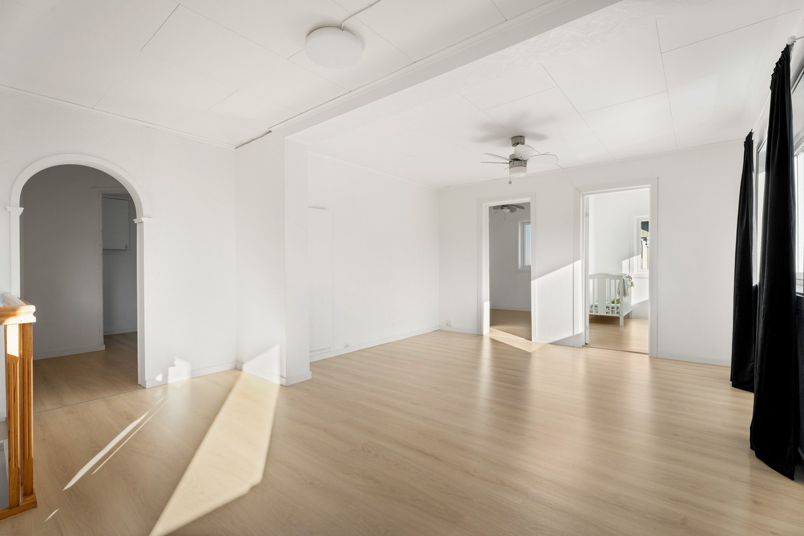 Ved soverommene i andre etasje er det en lys og pen loftstue - et kjærkomment element for barnefamilier. Galleribilde