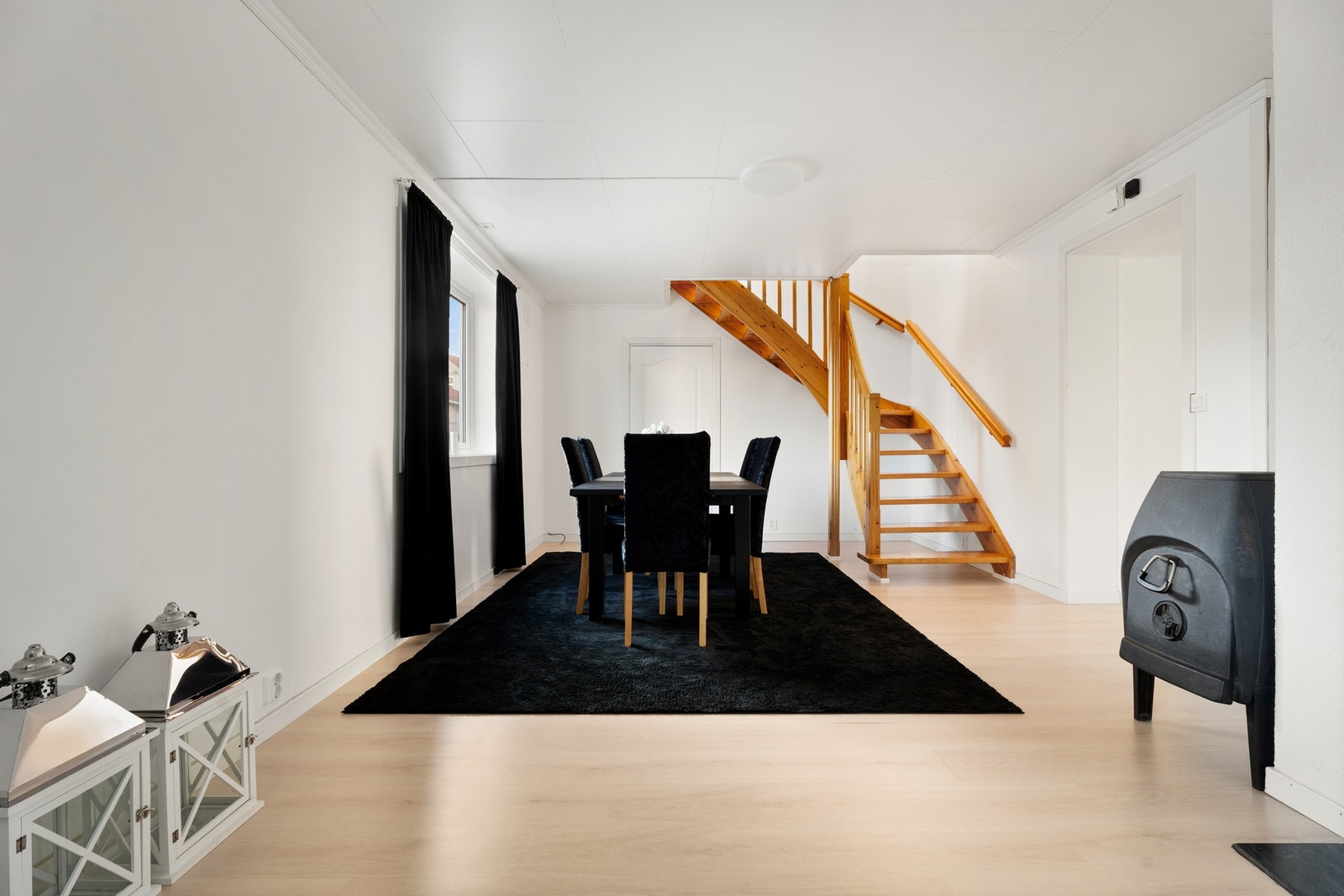 Sentralt plassert er det både vedovn i støpejern og en oppmurt peis med innsats, og stuen har i tillegg en luft-til-luft varmepumpe. Galleribilde