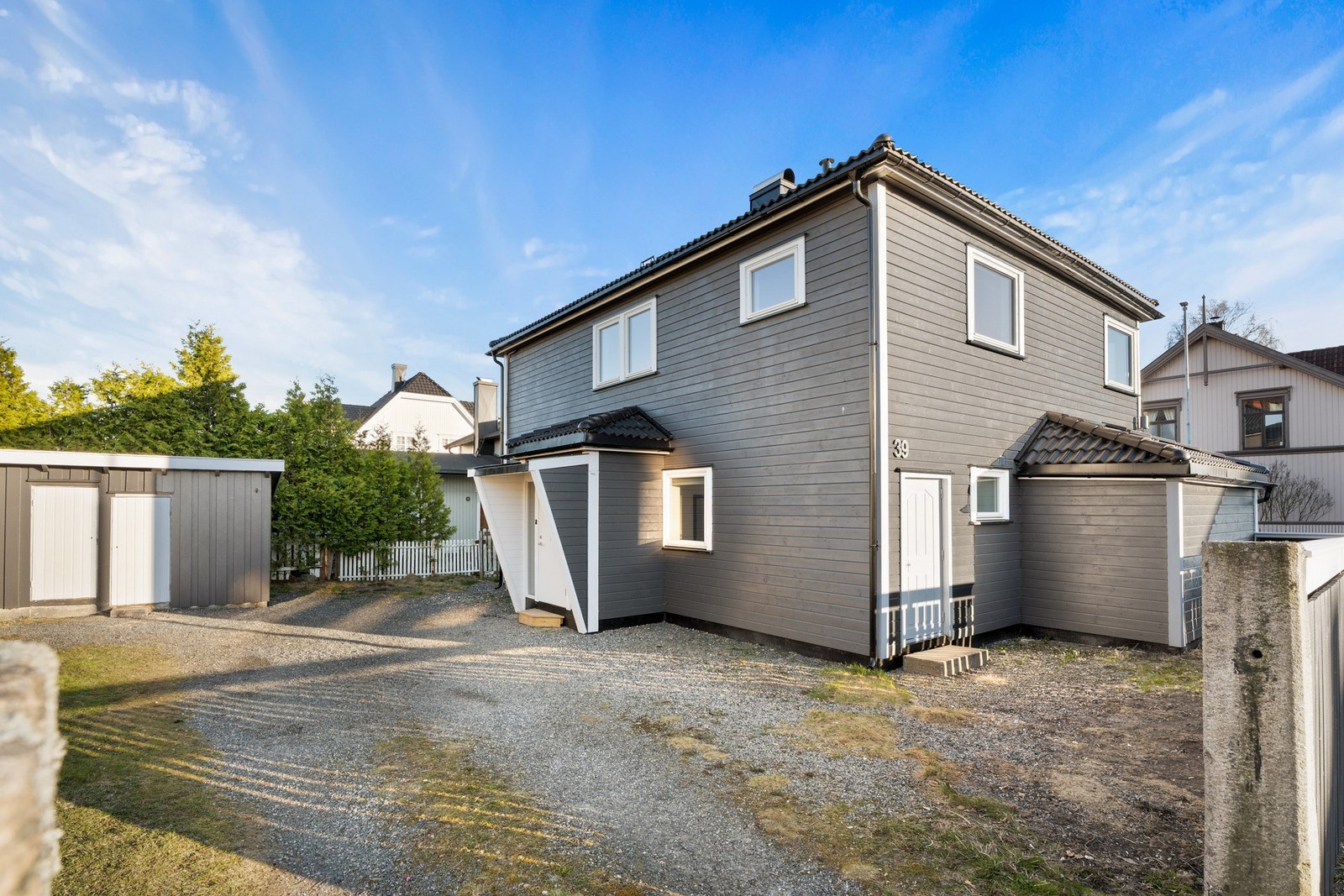 Tomten på 473,5 kvm er flat, lettstelt og opparbeidet med gressplen og gruslagt gårdplass. Galleribilde