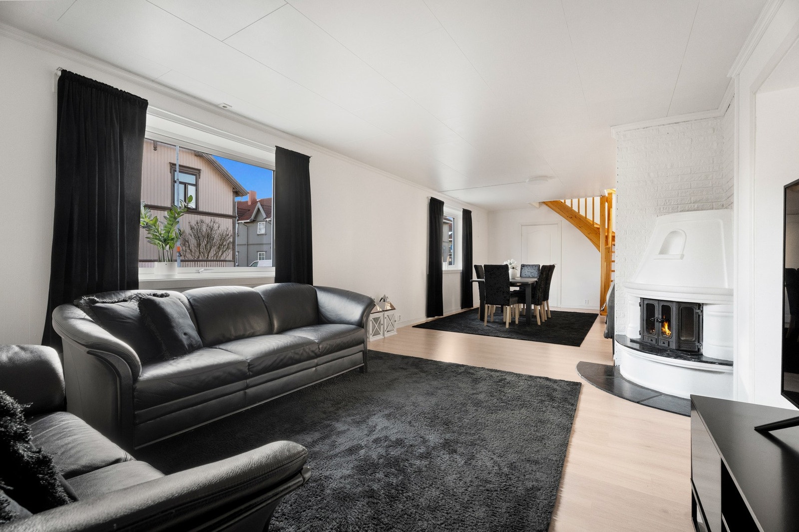 I en egen sone er det plass til sofagruppe, godstoler og tv-møblement, og familie og gjester kan samles rundt et stort spisebord i motsatt ende av rommet. Galleribilde