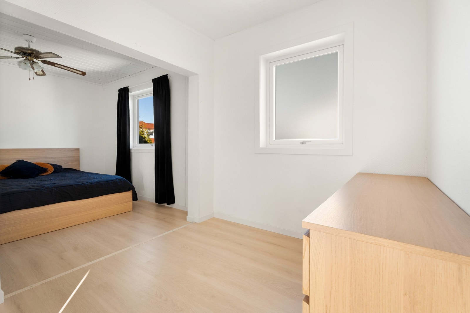 Det er fin plass til klesskap og kommode på soverommene Galleribilde