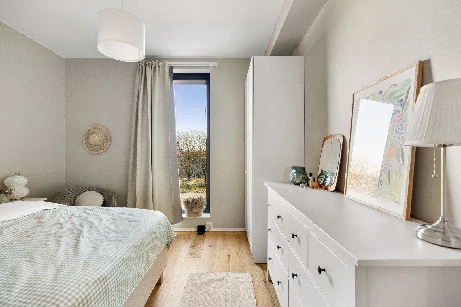 Et suverent master-bedroom med både walk-in garderobe og eget tilhørende bad. Galleribilde