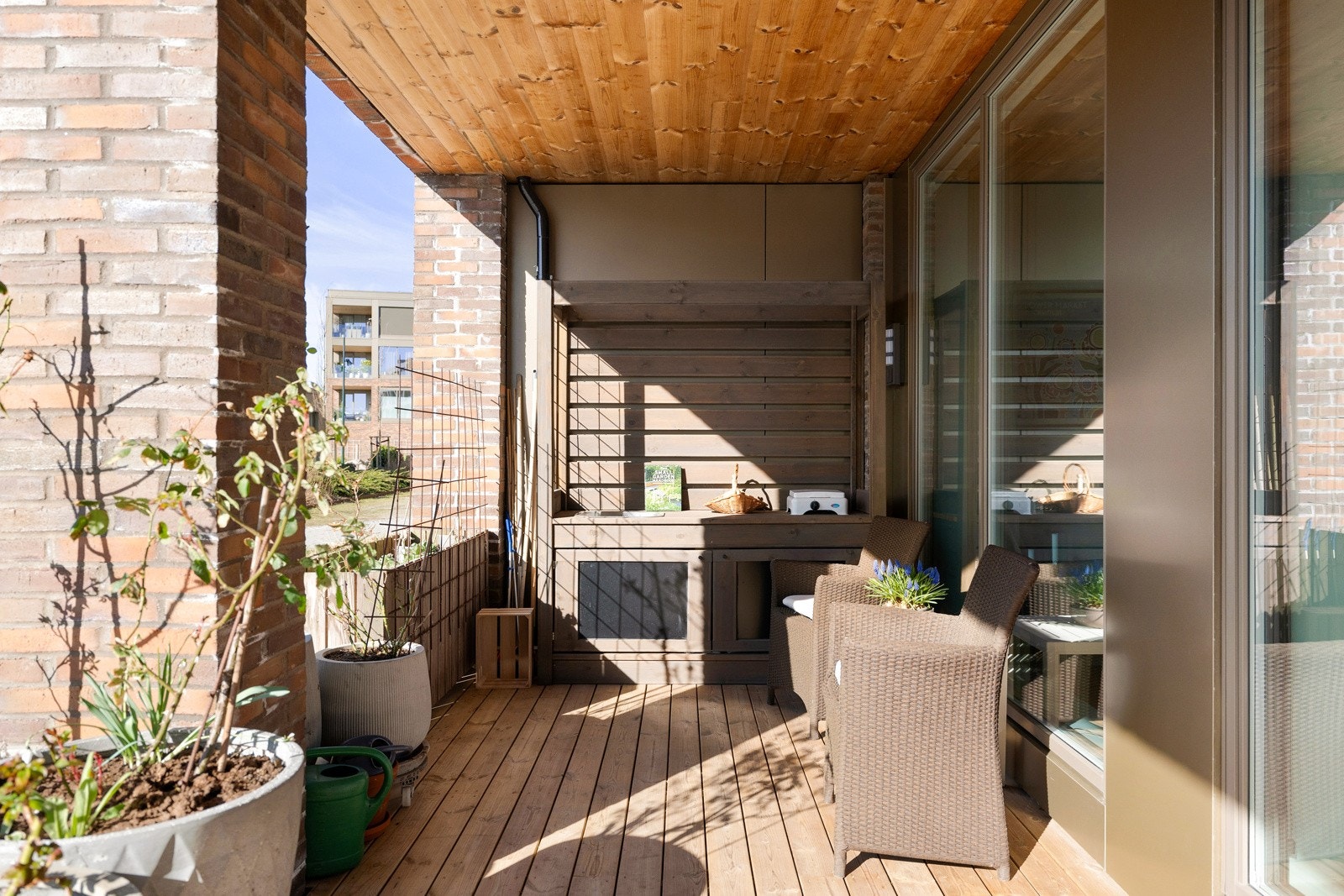 Sør-vest vendt, stor terrasse og uteområde som grenser mot atrium. Galleribilde