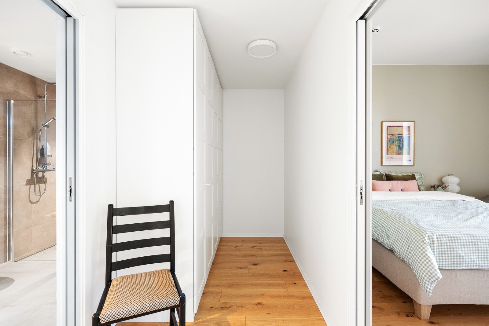 En-suite løsning med bad, hovedsoverom og walk-incloset. Galleribilde