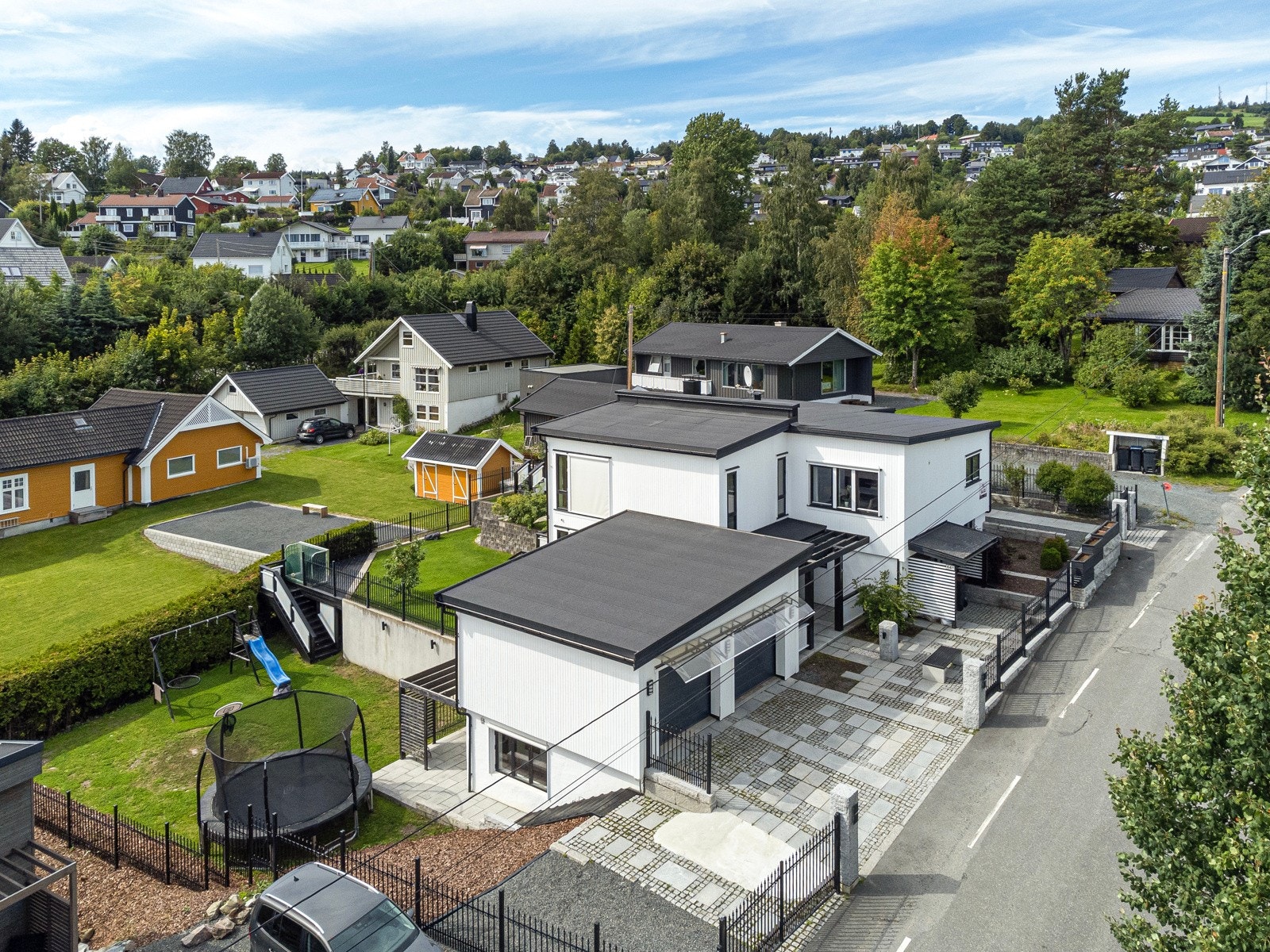Opprinnelig er boligen fra 1951, men ble tilbygd og renovert i 2011/2012. Galleribilde
