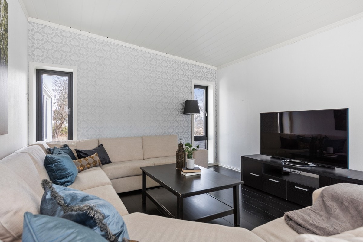 God plass til både sofa og tv-benk. Galleribilde