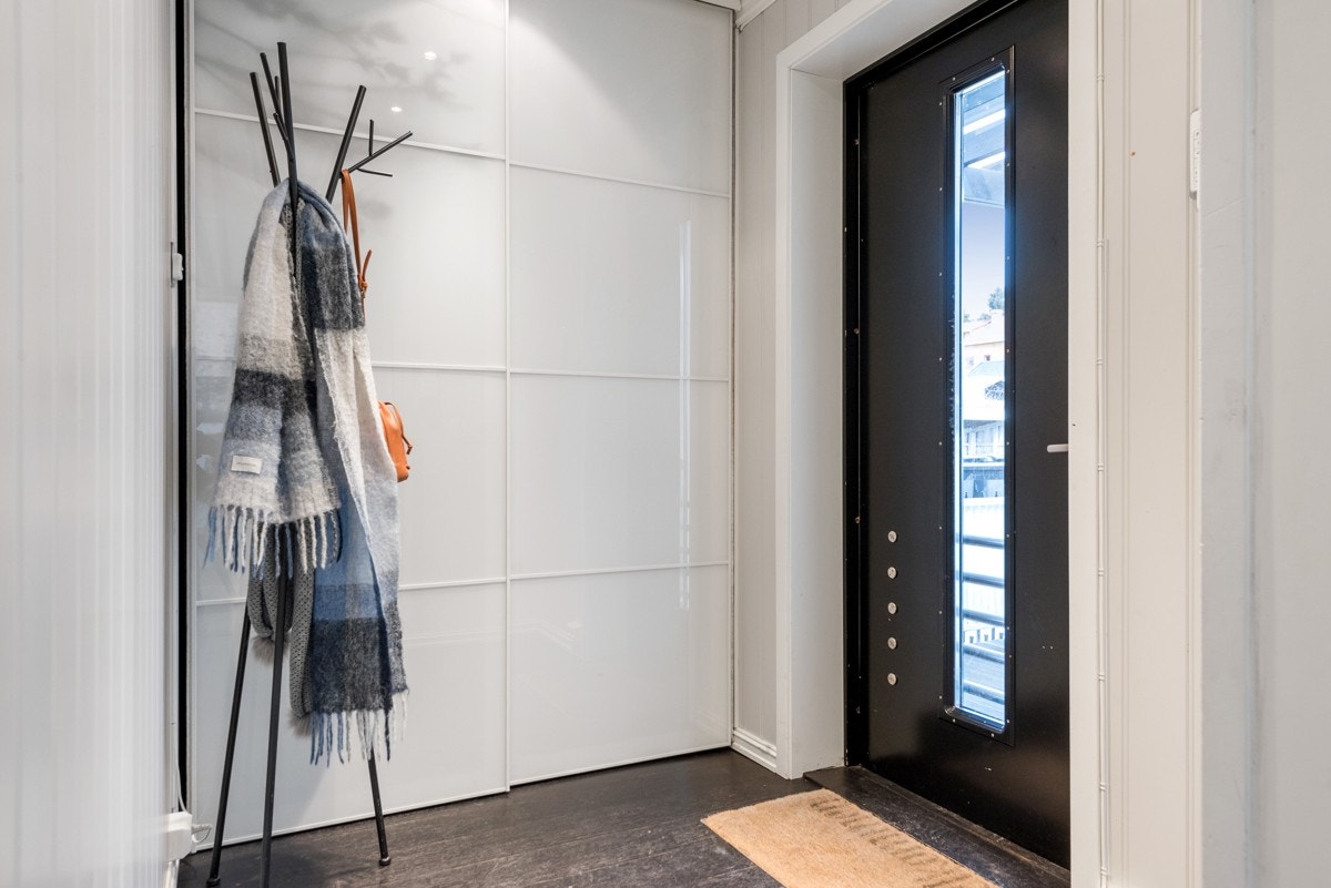 Når du entrer boligen, møter du en romslig entre med skyvedørsgarderobe. Galleribilde