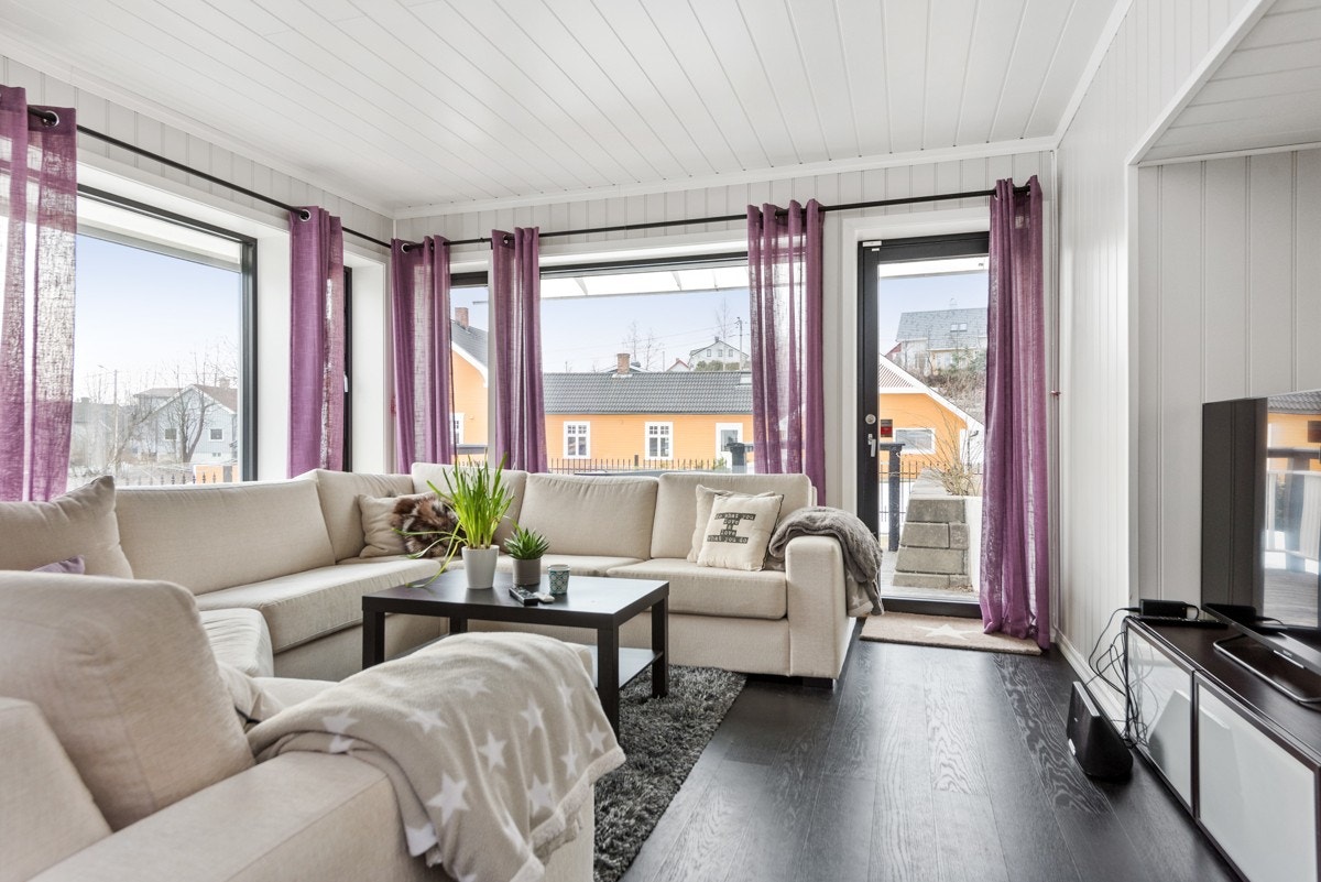 Lys og romslig stue. Galleribilde