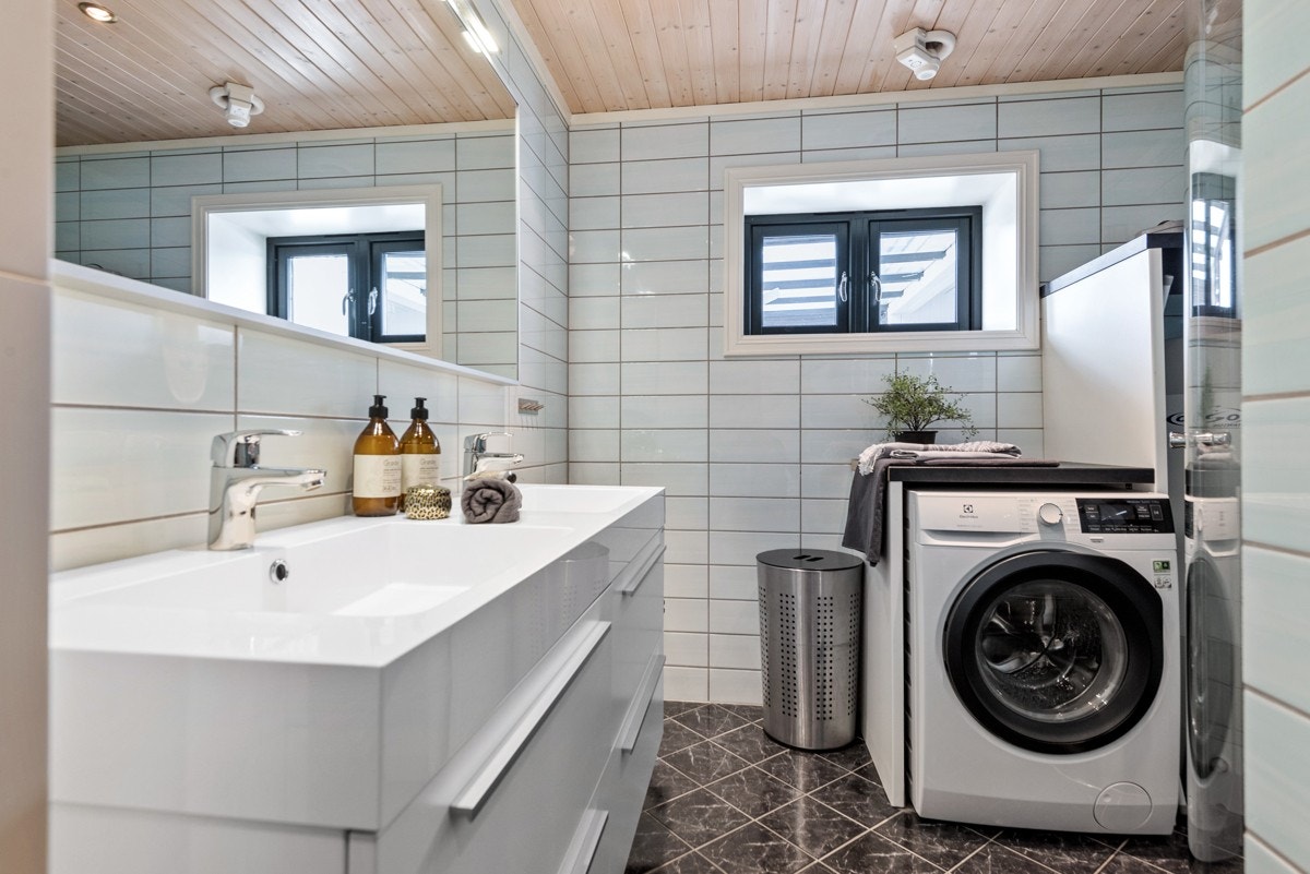 Hovedetasjen har også et lekkert flislagt bad/vaskerom. Galleribilde