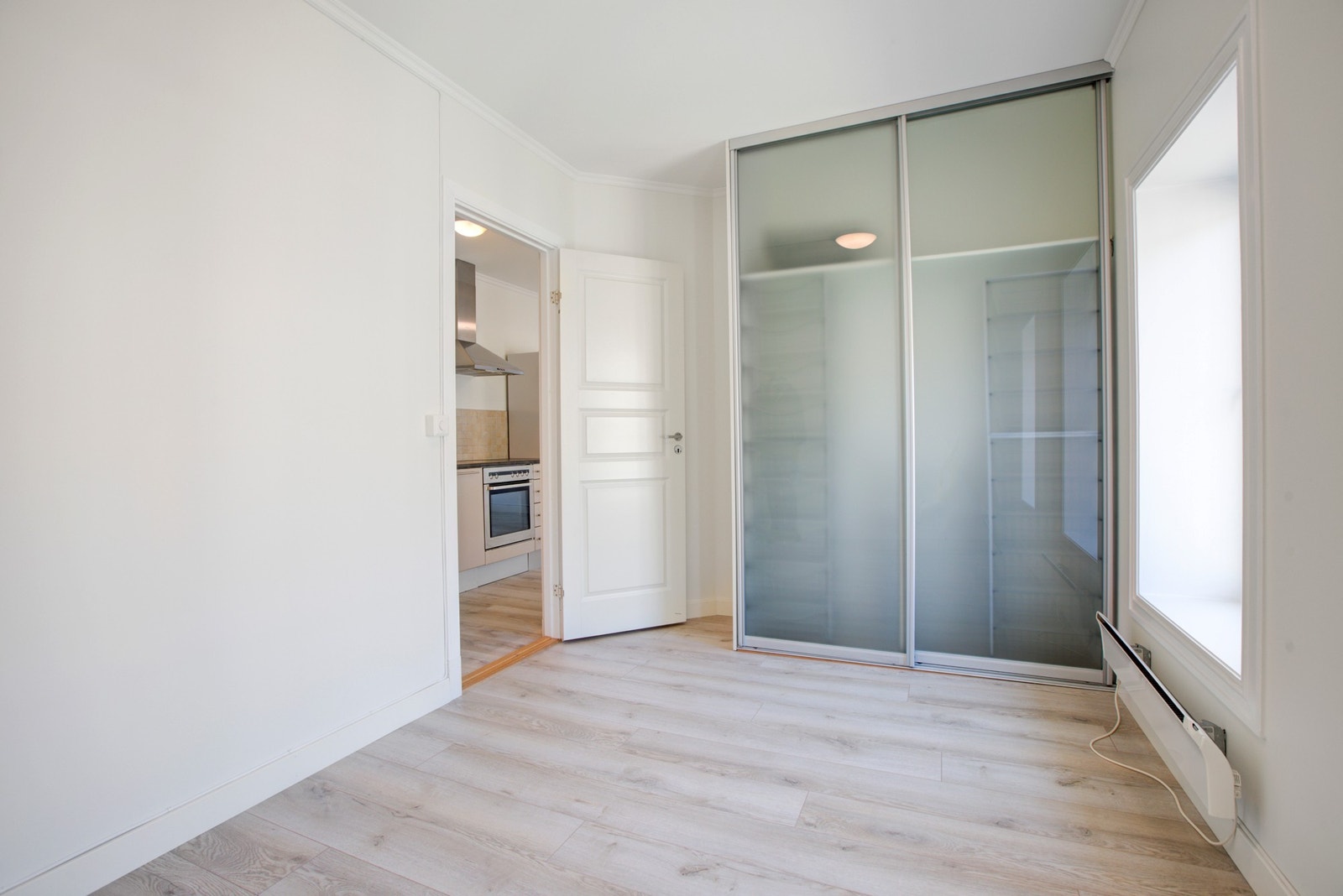 Soverom med skyvedørsgarderobe Galleribilde