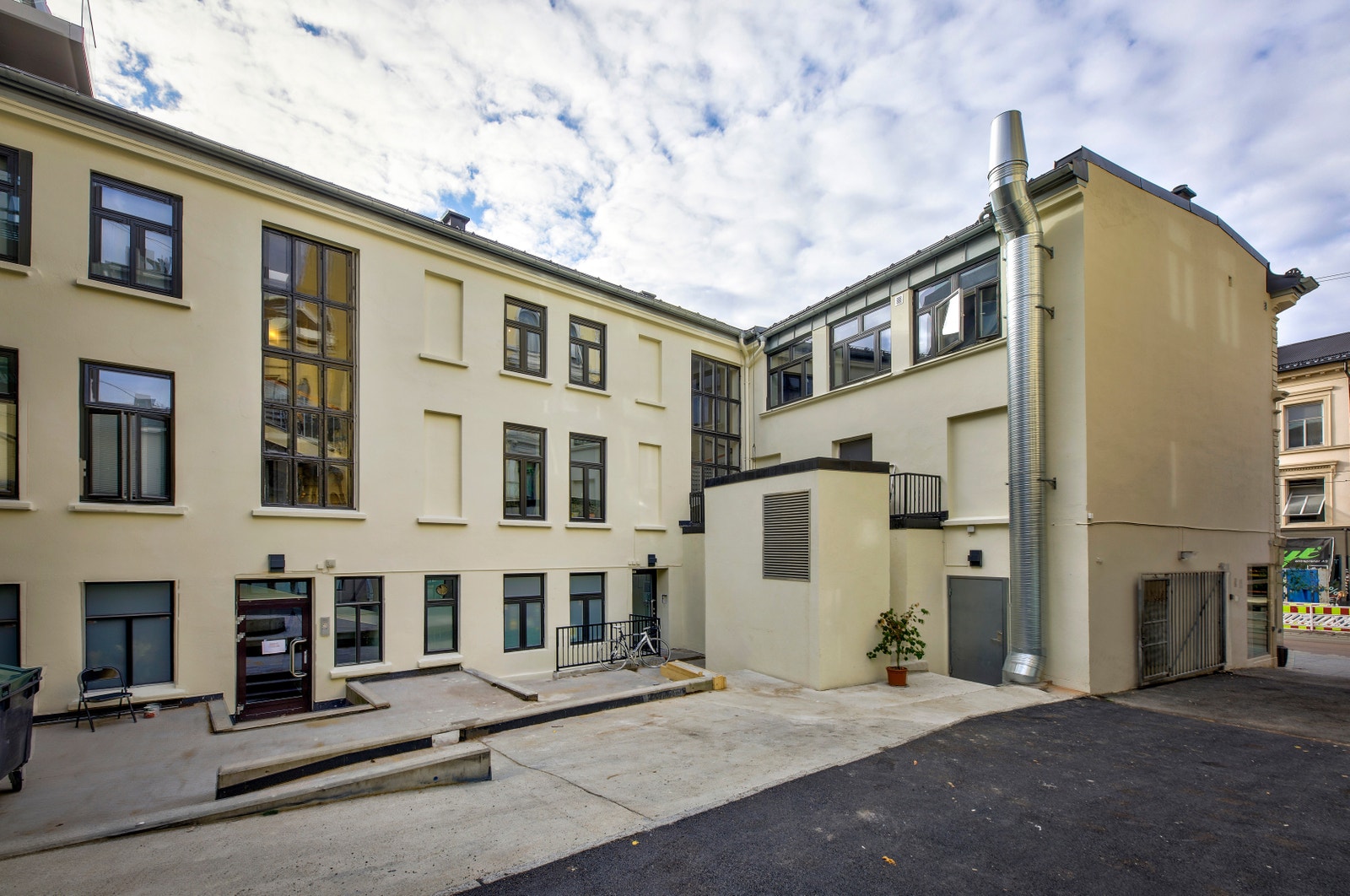 Bakgård Galleribilde